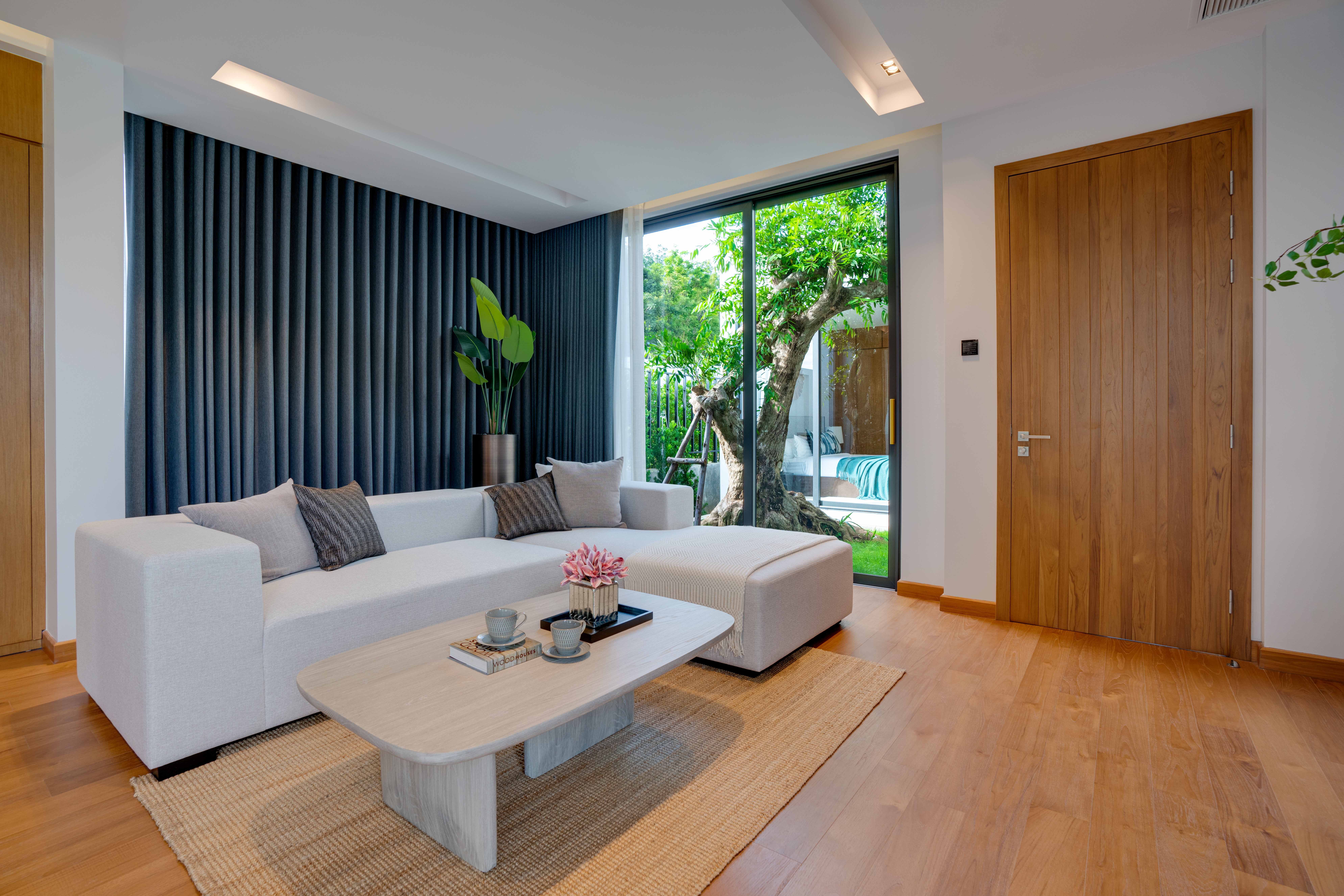 Botanica Grand Avenue 23